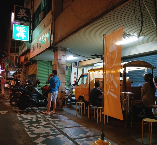 【花蓮市美食】飯人餐車 RiceMan | 夜晚街道旁的橘黃色攤車 花蓮好好玩