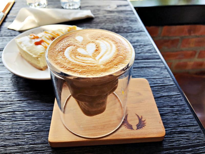 【花蓮市美食】無設限咖啡 | 英式老酒吧咖啡館・用溫度溫潤出屬於自己的咖啡香 花蓮好好玩